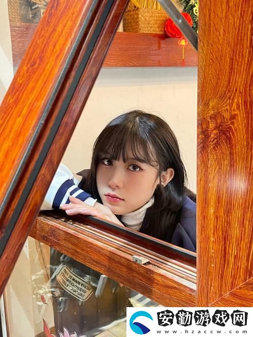 ?；ㄅ吭诓ＡТ?></p><p>校花是校園里的風云人物，她的美麗總能引起無數(shù)注目。在那窗邊，她孤獨地望著外面的世界，似乎在思考著什么。陽光灑在她的發(fā)上，襯托出她清晰的面容與溫柔的氣質。此刻，她的心里充滿了對未來的期待和不安。校花趴在玻璃窗，一邊欣賞著同學們的歡聲笑語，一邊陷入了自己的思緒中。</p><p>她曾被無數(shù)名男生追求，大家都以為她是個無所憂慮的女孩。然而，在她華麗的外表背后，隱藏著的是對未來的迷茫。學業(yè)的壓力、家庭的期望，甚至是對愛情的渴望，都讓她感到無形的重擔。?；ㄅ吭诓ＡТ?，心中暗自下定決心，無論如何都要努力向前，不讓青春的美麗白白浪費。</p><p>窗外，朋友們正在策劃著一次郊游，那是一個充滿歡聲笑語的提議。她幾乎可以想象到，跟朋友們一同享受陽光與自然的場景。然而，?；▍s覺得自己的心情有些沉重。她害怕被人看到內心的脆弱，只能躲在這扇玻璃窗后，仿佛與這個世界隔絕開來。?；ㄅ吭诓ＡТ埃m然外邊的歡鬧聲聽得清清楚楚，但她卻難以融入其中。</p><p>就在這個時候，好友走了進來，目光一眼就捕捉到了?；ǖ那榫w。她輕輕走過來，坐在校花身邊，和她分享起最近的趣事。那一刻，陽光透過窗戶，灑在兩個女孩的身上，溫暖而明亮。校花的心情漸漸被友誼的溫度融化，她發(fā)現(xiàn)自己并不孤單，身邊始終有著支持自己的朋友。</p><p>在這一場景中，?；ㄅ吭诓ＡТ暗漠嬅孀兊蒙鷦悠饋?。她將臉頰貼在窗玻璃上，仙楓游戲網(wǎng)發(fā)笑，笑容中夾雜著對生活的感悟。青春就是這樣的復雜而美麗，盡管有波瀾起伏，但更多的是陽光燦爛的時刻。她暗自提醒自己，應該珍惜身邊的人和事，迎接每一次挑戰(zhàn)。</p><p>最后，?；Q定走出這扇窗戶，參與到同學們的歡笑中。她輕輕起身，朝窗外走去，仿佛從玻璃的束縛中解放了出來。在那一瞬間，?；靼祝啻弘m短暫，但只要心中有夢想，生活就會充滿無限可能。?；ㄅ吭诓ＡТ暗墓适?，將會成為她青春歲月中最美麗的回憶。</p>            </div>
        </div>
        <div   id=