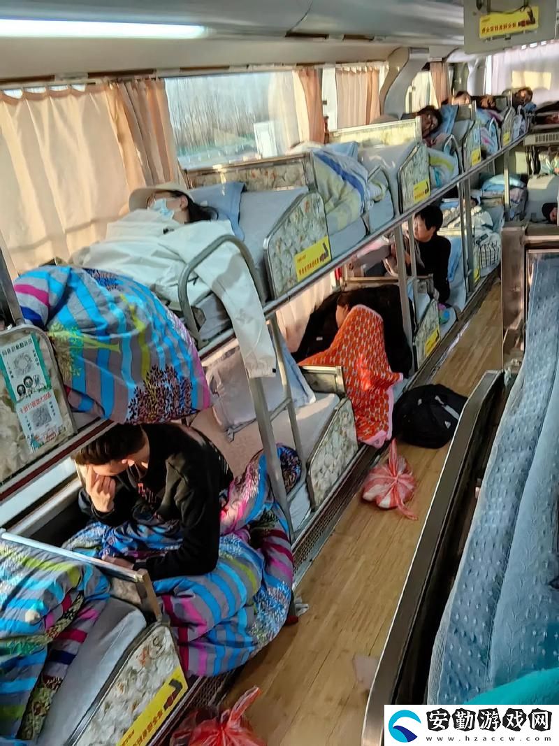 在長(zhǎng)途車臥鋪?zhàn)詈笠慌诺钠婷盥贸?></p><p>長(zhǎng)途車臥鋪?zhàn)詈笠慌诺沫h(huán)境獨(dú)特，附近是密集的臥鋪和沉睡的乘客，仿佛時(shí)間在這一刻靜止，我在這個(gè)小小的空間里，與外面的世界保持著一種奇妙的距離。車窗外掠過(guò)的風(fēng)景逐漸變幻，小時(shí)候的記憶在腦海中如潮水般涌來(lái)。那是一個(gè)個(gè)令人向往的地方，不同的地名勾勒出閃閃發(fā)光的夢(mèng)想，在長(zhǎng)途車臥鋪?zhàn)詈笠慌砰e適地?cái)U(kuò)散開(kāi)來(lái)。</p><p>白天的陽(yáng)光透過(guò)窗簾，斑駁地灑落在我的床鋪上，我躺在臥鋪上，耳邊響起了一陣輕柔的音樂(lè)。音樂(lè)來(lái)自附近乘客不時(shí)傳來(lái)的手機(jī)鈴聲，一曲熟悉的旋律把我的思緒引到了更遠(yuǎn)的地方。而在長(zhǎng)途車臥鋪?zhàn)詈笠慌诺倪@一小塊區(qū)域，似乎成了自己的小天地，只有我與自己靈魂的對(duì)話。田野、山巒、河流，在腦海中匯聚成了美麗的畫(huà)面，如同打開(kāi)了一本泛黃的旅行記憶冊(cè)。</p><p>夜幕降臨，萬(wàn)家燈火逐漸點(diǎn)亮，車廂內(nèi)的氣氛也隨之變化。長(zhǎng)途車臥鋪?zhàn)詈笠慌诺淖徊辉偈菃渭兊男蓓臻g，更像是一個(gè)觀察廣闊社會(huì)生活的窗口。周圍的角落隱隱傳來(lái)竊竊私語(yǔ)，有人聊天、有人吃零食、還有人用手機(jī)記錄沿途的風(fēng)景。每個(gè)人都有自己的故事，而我在這一排的獨(dú)特位置上，默默傾聽(tīng)這份生活的交響曲。</p><p>隨著時(shí)間的推移，肚子開(kāi)始有些餓。長(zhǎng)途車臥鋪?zhàn)詈笠慌诺牡胤斤@得有些窘迫，四周充斥著一些奇怪的氣味。有的乘客從包里拿出了各種食物，歡聲笑語(yǔ)夾雜著食物的香氣圍繞著我，讓我忍不住也想掏出隨身攜帶的小零食。車窗外的夜景靜謐而神秘，城市的輪廓勾勒出一幅動(dòng)人的畫(huà)卷。</p><p>偶爾和同伴分享一兩句閑聊，便是這個(gè)旅程中最放松的時(shí)刻。在長(zhǎng)途車臥鋪?zhàn)詈笠慌?，彼此的距離不僅是空間的距離，也是心靈的交匯。無(wú)論是在異鄉(xiāng)的路途中，還是在未來(lái)生活的某個(gè)瞬間，長(zhǎng)途車臥鋪?zhàn)詈笠慌沤o了我許多回憶。這短暫的旅程，將讓我與生澀的陌生感相告別，讓我更加懷念每一次的出發(fā)。  </p><p>長(zhǎng)途車臥鋪?zhàn)詈笠慌?，不只是最遠(yuǎn)的景觀，它更像是生活中那份不可或缺的溫暖和自在。在車輪滾動(dòng)的節(jié)奏中，我們每一個(gè)人追逐著自己的夢(mèng)想，盡情享受這一份四面八方的風(fēng)景。</p>            </div>
        </div>
        <div   id=